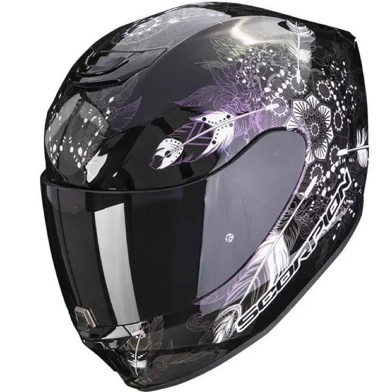Een motorhelm met een chameleonachtige afwerking in zwart en kleurrijke reflecties, de Scorpion Exo-391 Dream, die stijl en bescherming biedt.
