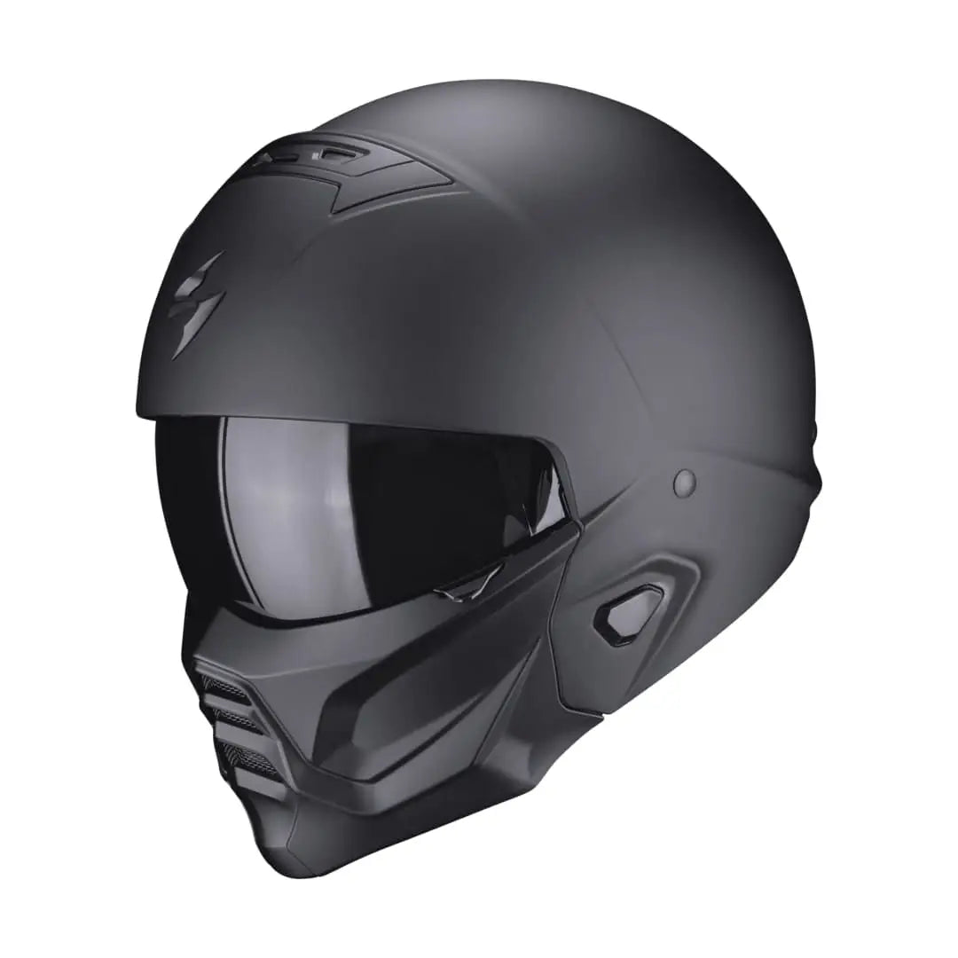 Een matzwarte motorhelm met een robuust en stoer design, de Scorpion Exo-Combat II, geschikt voor een urban en edgy rijstijl.