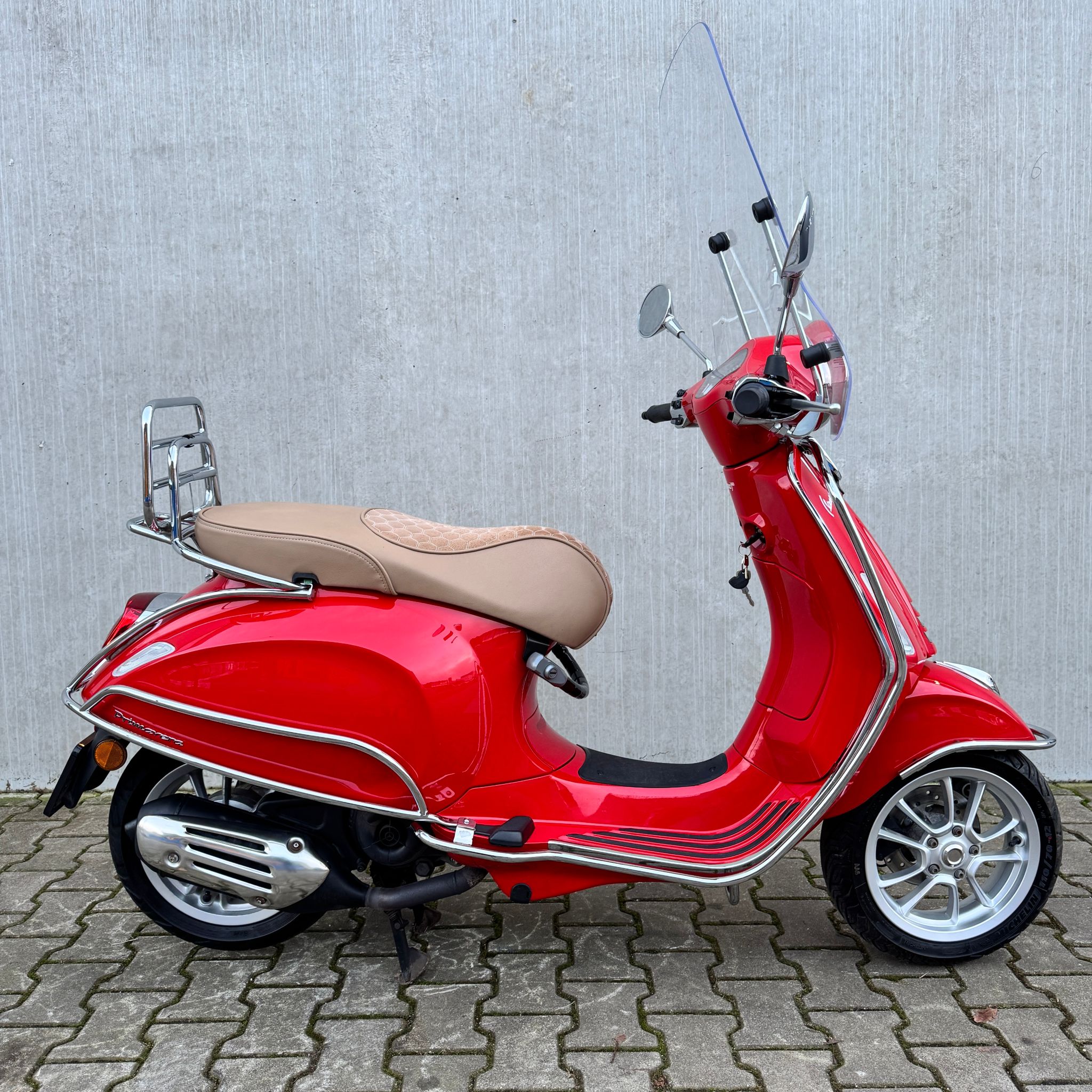Vespa Primavera RED Edition FJG-17-T