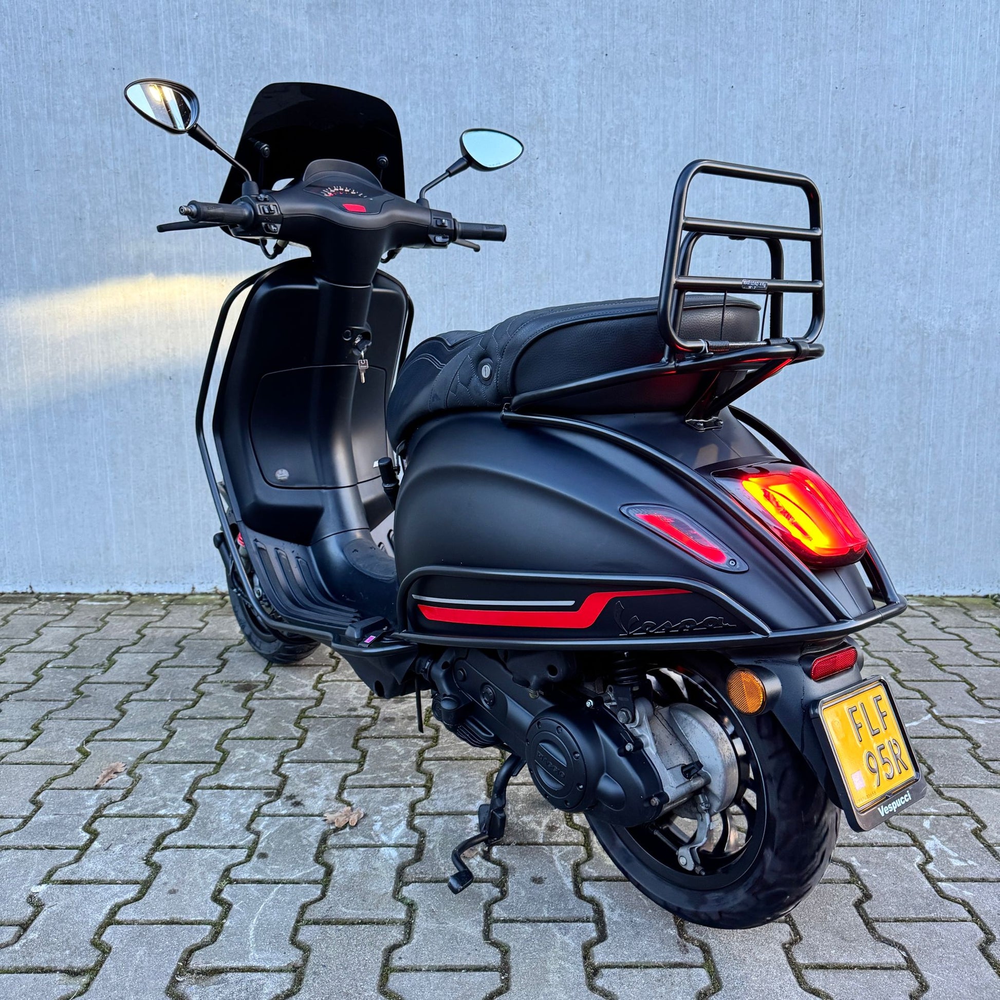 Vespa Sprint Sport Mat Zwart FLF-95-R